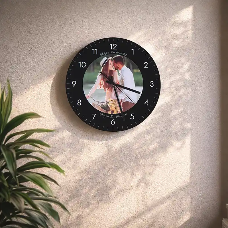 Personalisierte Wanduhr aus Acryl - Uhr zur Wand mit Foto, schwarz | Leise Wanduhr für Wohnzimmer & Schlafzimmer - Geschenk für Familie & Freunde