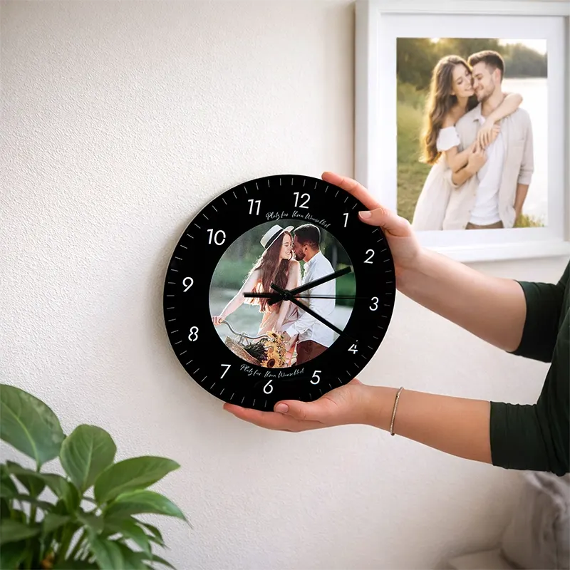 Personalisierte Wanduhr aus Acryl - Uhr zur Wand mit Foto, schwarz | Leise Wanduhr für Wohnzimmer & Schlafzimmer - Geschenk für Familie & Freunde
