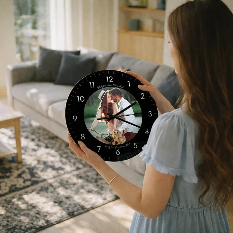 Personalisierte Wanduhr aus Acryl - Uhr zur Wand mit Foto, schwarz | Leise Wanduhr für Wohnzimmer & Schlafzimmer - Geschenk für Familie & Freunde