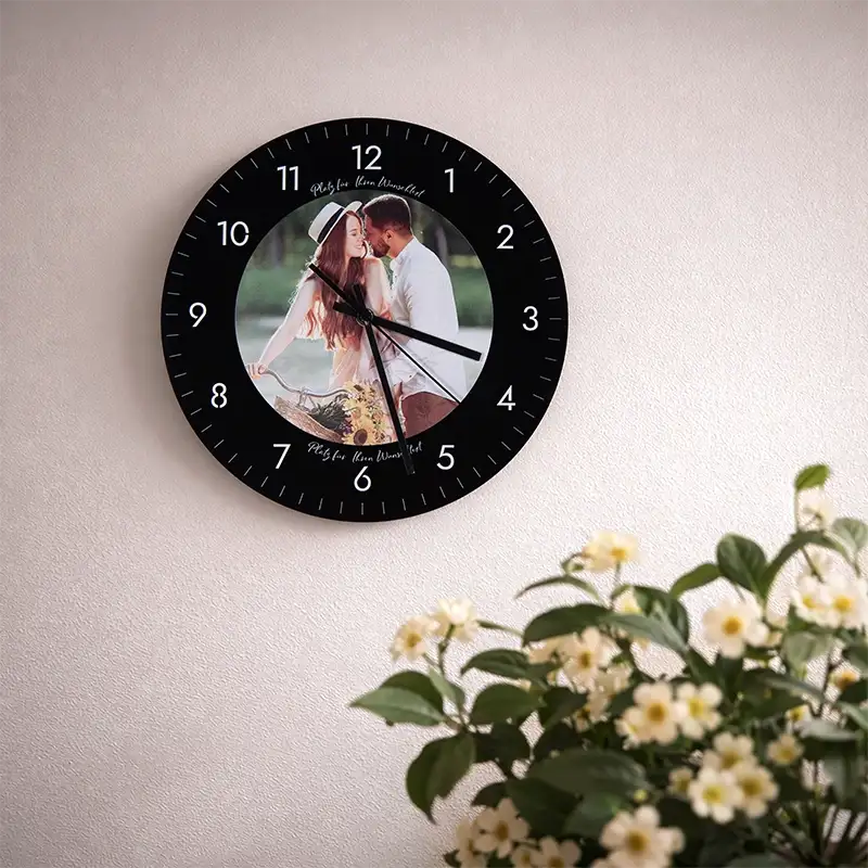 Personalisierte Wanduhr aus Acryl - Uhr zur Wand mit Foto, schwarz | Leise Wanduhr für Wohnzimmer & Schlafzimmer - Geschenk für Familie & Freunde