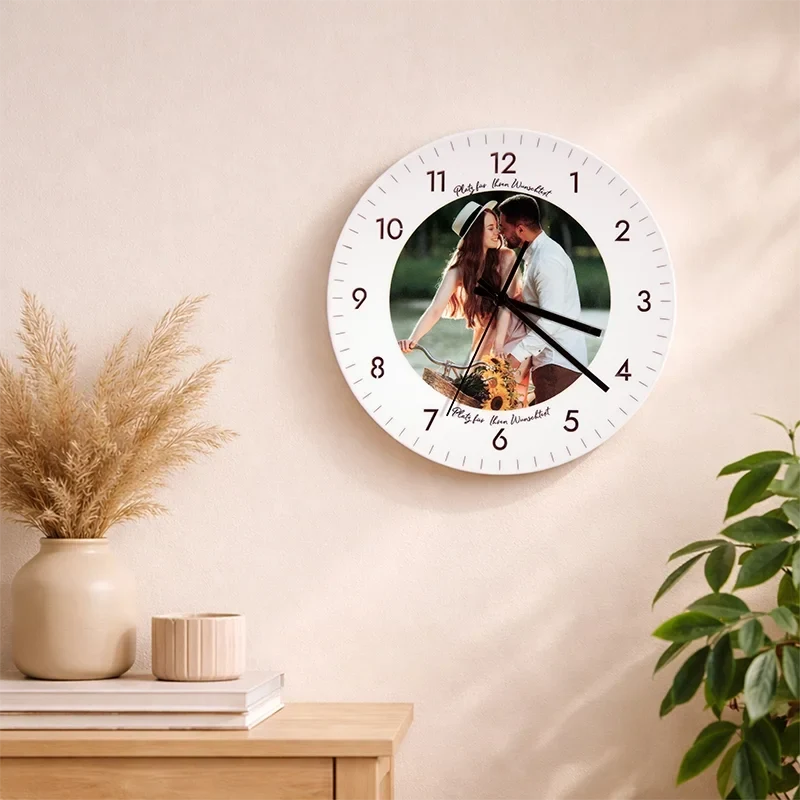 Personalisierte Wanduhr aus Acryl - Uhr zur Wand mit Foto, weiß | Leise Wanduhr für Wohnzimmer & Schlafzimmer - Geschenk für Familie & Freunde