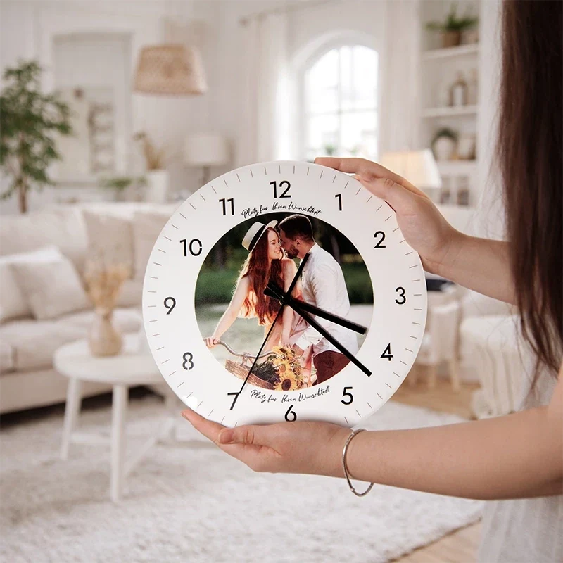 Personalisierte Wanduhr aus Acryl - Uhr zur Wand mit Foto, weiß | Leise Wanduhr für Wohnzimmer & Schlafzimmer - Geschenk für Familie & Freunde