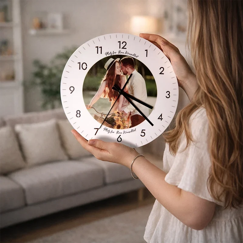 Personalisierte Wanduhr aus Acryl - Uhr zur Wand mit Foto, weiß | Leise Wanduhr für Wohnzimmer & Schlafzimmer - Geschenk für Familie & Freunde