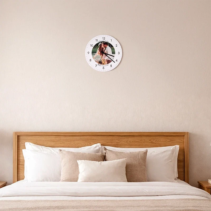 Personalisierte Wanduhr aus Acryl - Uhr zur Wand mit Foto, weiß | Leise Wanduhr für Wohnzimmer & Schlafzimmer - Geschenk für Familie & Freunde