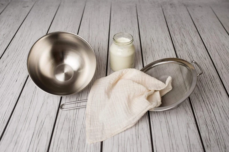 Set aus Nussmilchtuch/ Käsetuch/ Passiertuch, Frischkäse Rezeptbuch, Haushaltssieb und Schüssel