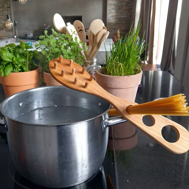 Spaghettilöffel und -Portionierer aus Kirschholz