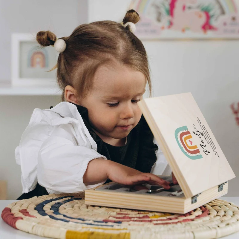 Kinderbesteck personalisiert mit Namen - Besteckset Regenbogen Motiv | Taufgeschenk für Kinder - Geschenk zur Taufe für Jungs & Mädchen, natur Kiste