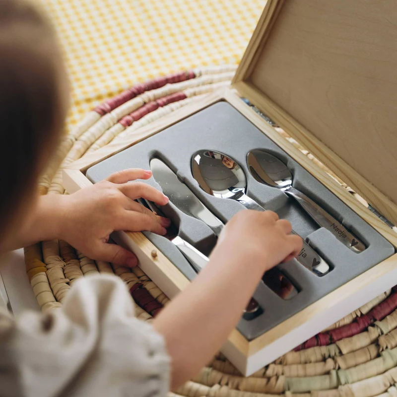 Kinderbesteck personalisiert mit Namen - Besteckset Regenbogen Motiv | Taufgeschenk für Kinder - Geschenk zur Taufe für Jungs & Mädchen, natur Kiste