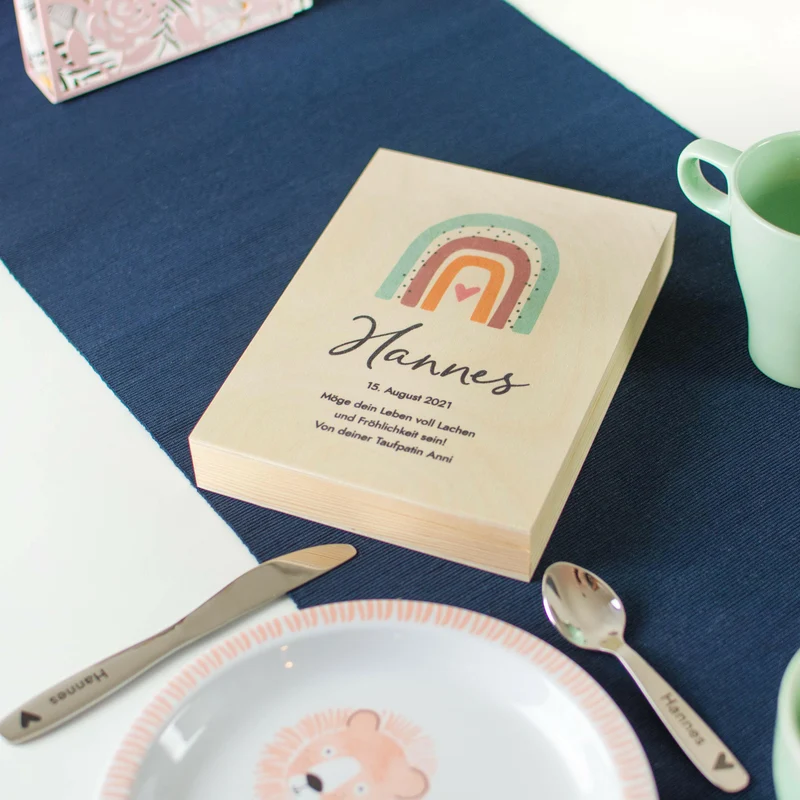 Kinderbesteck personalisiert mit Namen - Besteckset Regenbogen Motiv | Taufgeschenk für Kinder - Geschenk zur Taufe für Jungs & Mädchen, natur Kiste