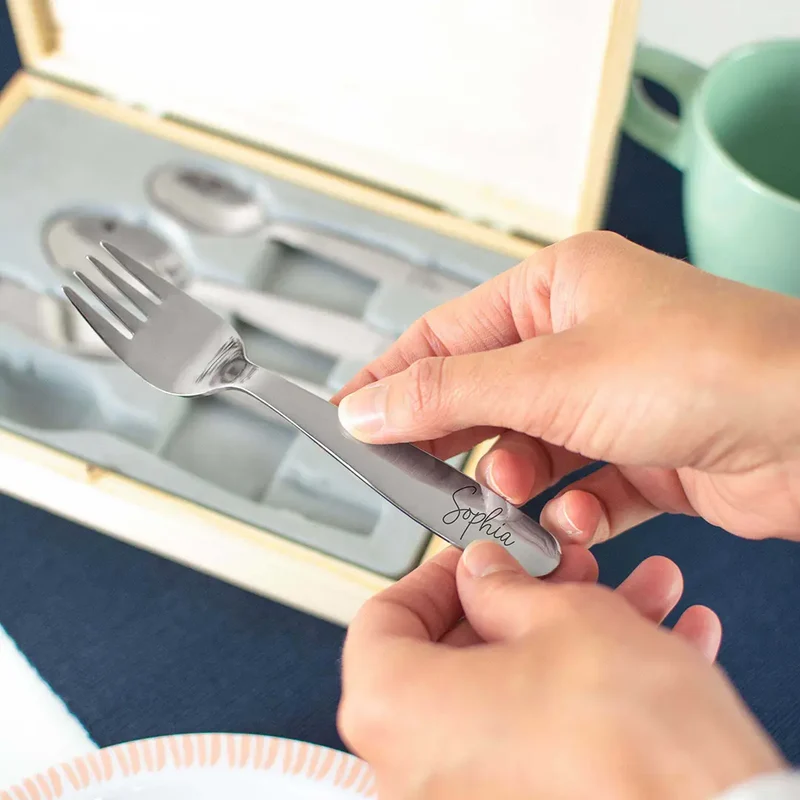 Kinderbesteck personalisiert mit Namen - Besteckset Waldtiere Motiv | Taufgeschenk für Kinder - Geschenk zur Taufe für Jungs & Mädchen, natur Kiste