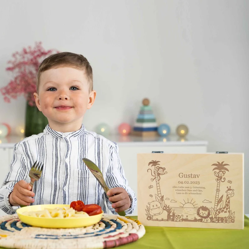 Kinderbesteck mit Namensgravur - Dschungel Gravur - Besteck mit Namen | Taufgeschenk für Kinder - Geschenk zur Taufe für Jungs & Mädchen, natur Kiste