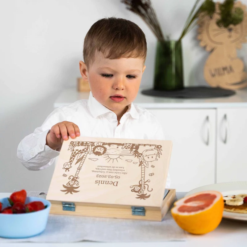 Kinderbesteck mit Namensgravur - Dschungel Gravur - Besteck mit Namen | Taufgeschenk für Kinder - Geschenk zur Taufe für Jungs & Mädchen, natur Kiste