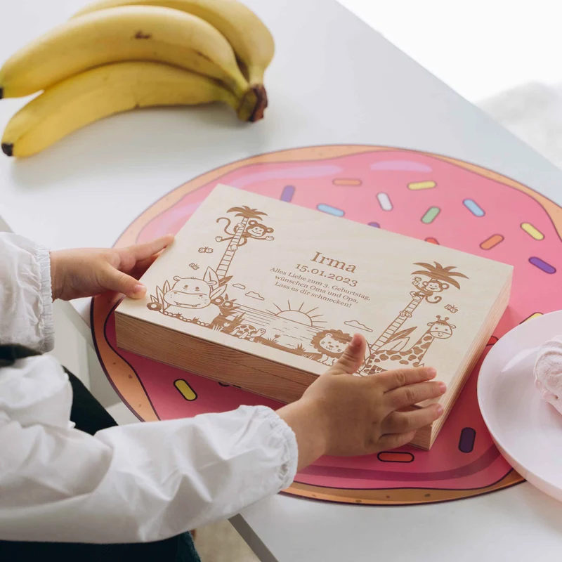 Kinderbesteck mit Namensgravur - Dschungel Gravur - Besteck mit Namen | Taufgeschenk für Kinder - Geschenk zur Taufe für Jungs & Mädchen, natur Kiste