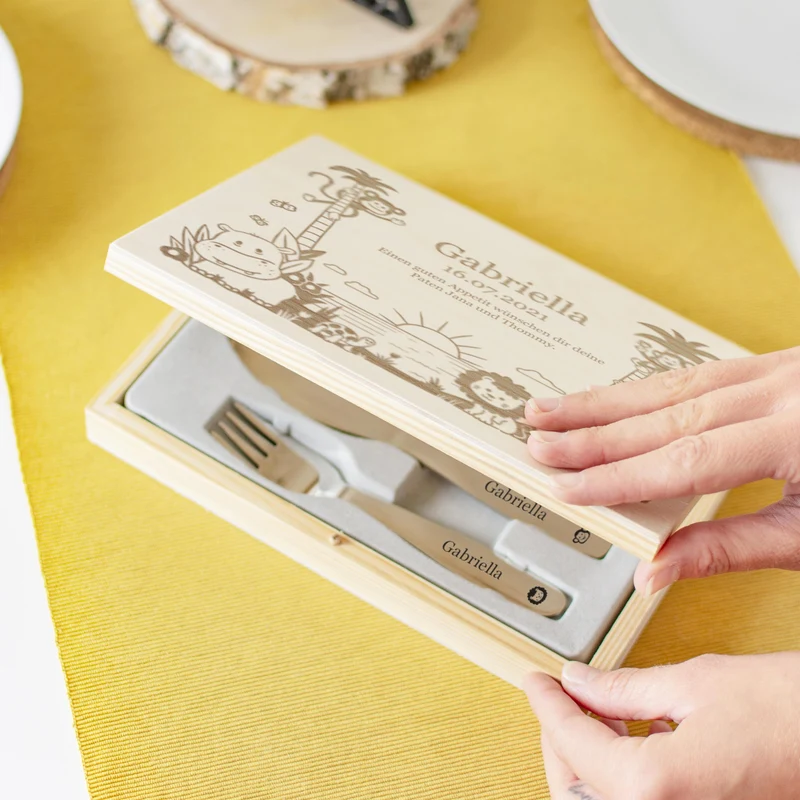 Kinderbesteck mit Namensgravur - Dschungel Gravur - Besteck mit Namen | Taufgeschenk für Kinder - Geschenk zur Taufe für Jungs & Mädchen, natur Kiste
