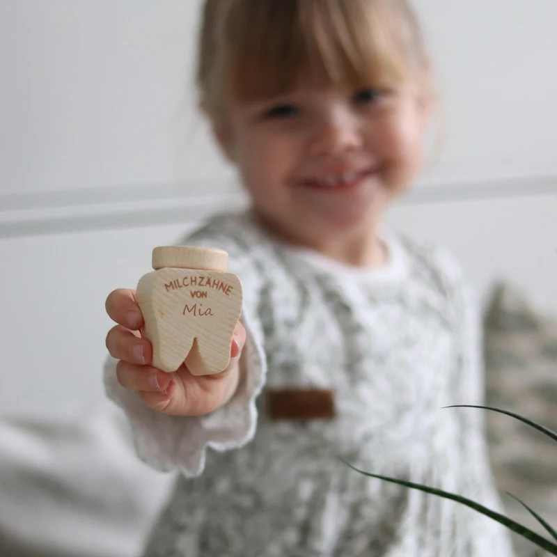Personalisierte Milchzahndose mit Namen - Zahndose mit Gravur als Zahn aus Holz | Zahnfee Geschenk für Jungen & Mädchen - Milchzahnbox & Zahnbox
