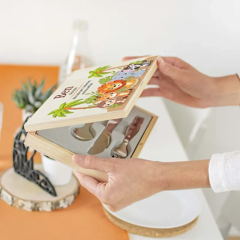 Kinderbesteck personalisiert mit Namen - Besteckset Safari Motiv | Taufgeschenk für Kinder - Geschenk zur Taufe für Jungs & Mädchen, natur Kiste