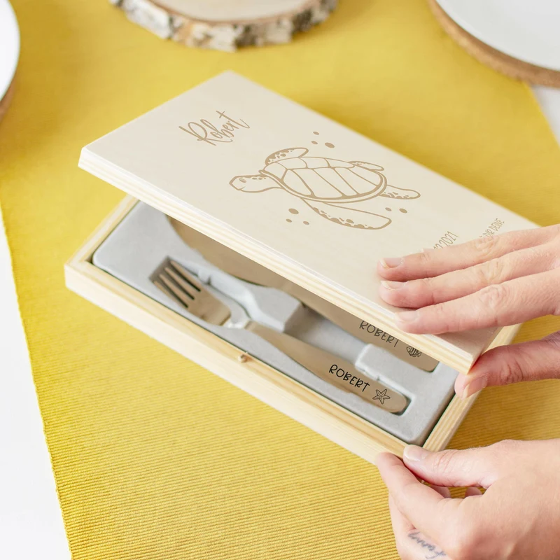 Kinderbesteck mit Namensgravur - Schildkröte Motiv - Besteck mit Namen | Taufgeschenk für Kinder - Geschenk zur Taufe für Jungs & Mädchen, natur Kiste