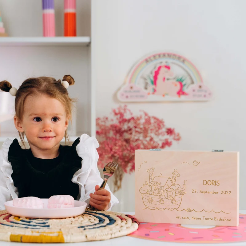Kinderbesteck mit Namensgravur - Arche Noah Motiv - Besteck mit Namen | Taufgeschenk für Kinder - Geschenk zur Taufe für Jungs & Mädchen, natur Kiste