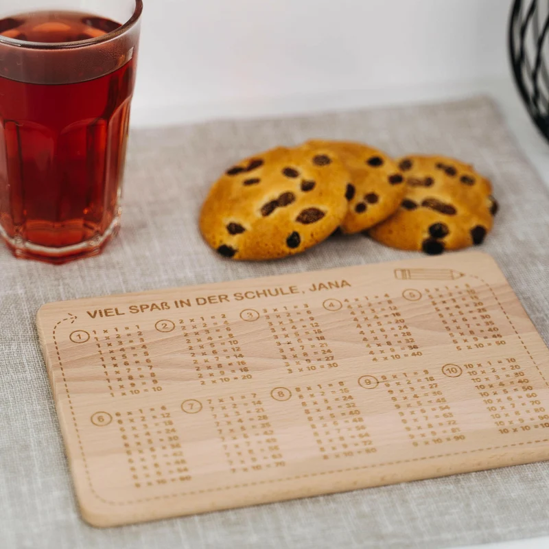 Frühstücksbrettchen für Kinder mit Gravur - Personalisiert mit Namen - 1x1 Motiv | Holz Brettchen, Natur, FSC® - Geschenk zur Einschulung Erstklässler