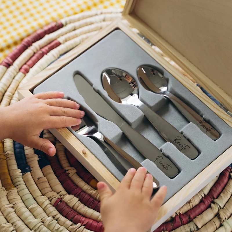 Kinderbesteck mit Namensgravur - Wunschname Gravur - Besteck mit Namen | Taufgeschenk für Kinder - Geschenk zur Taufe für Jungs & Mädchen, natur Kiste