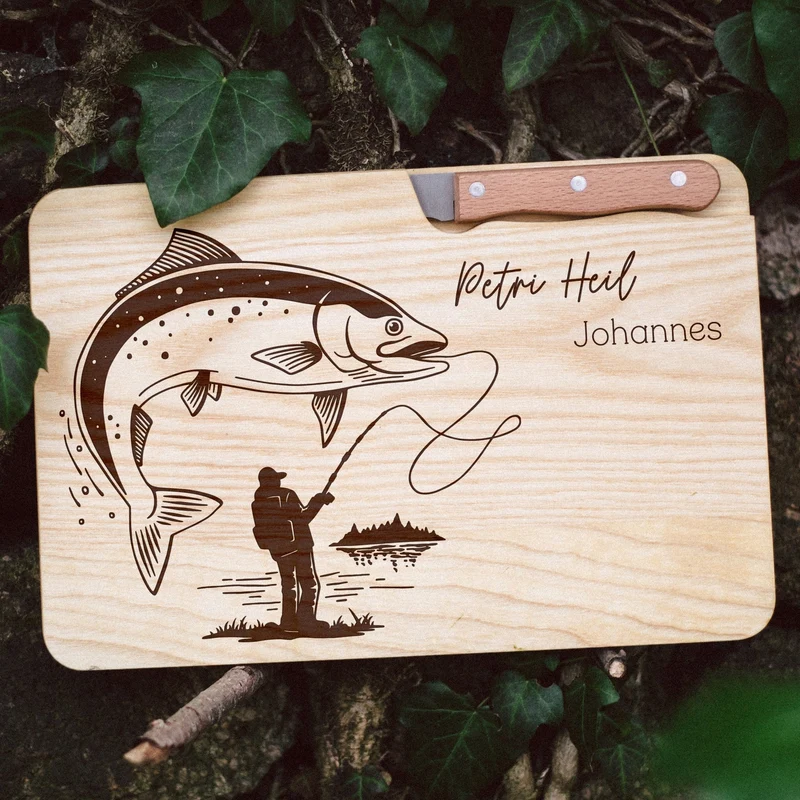 Brotzeitbrett mit Messer - Angler mit Fisch