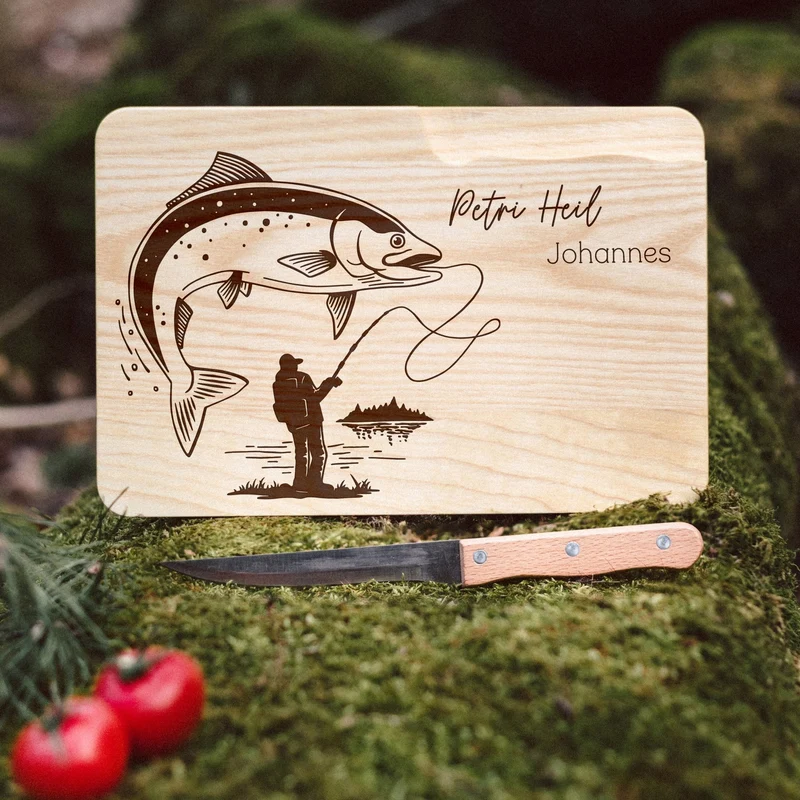 Brotzeitbrett mit Messer - Angler mit Fisch