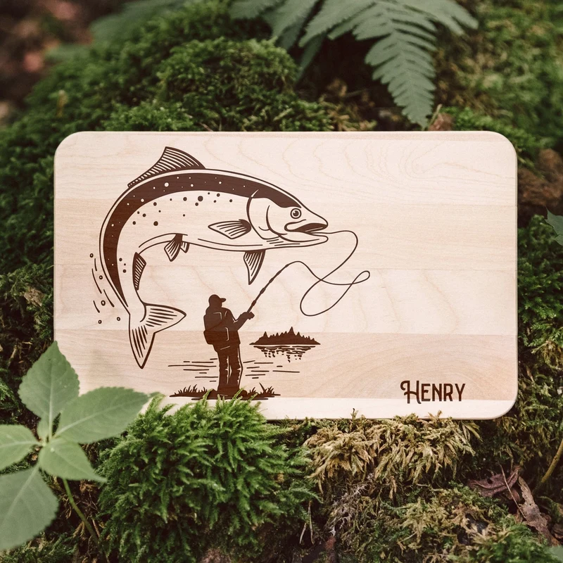 Frühstücksbrett Holz - Angler mit Fisch