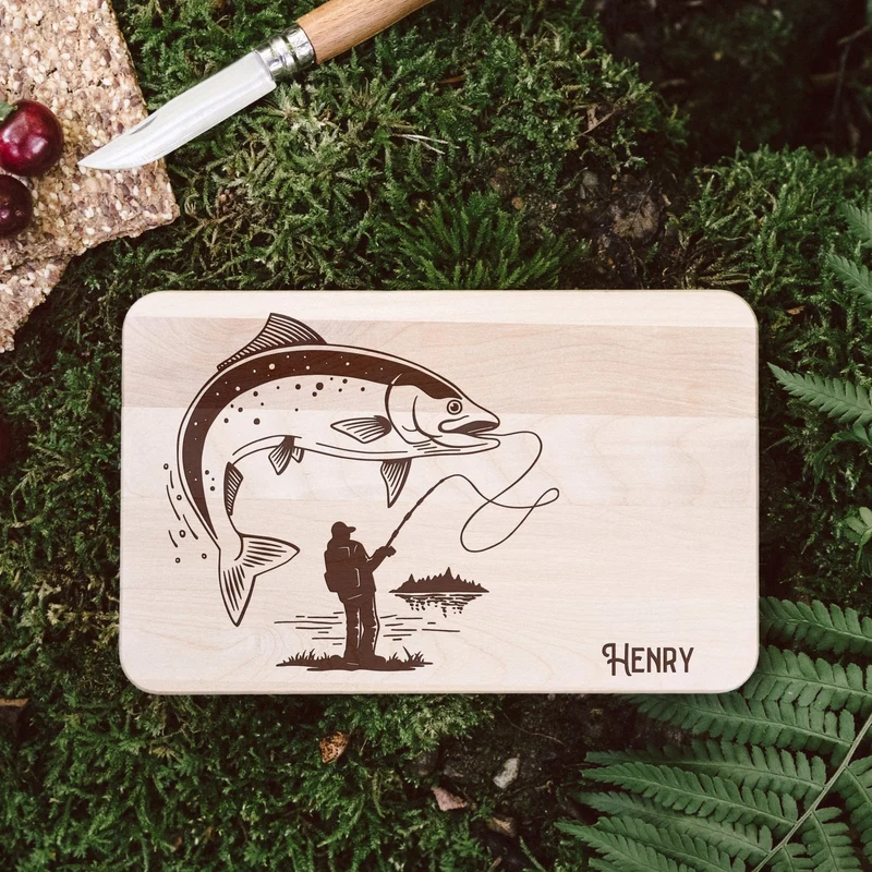 Frühstücksbrett Holz - Angler mit Fisch