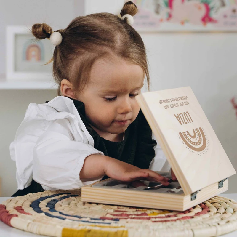 Kinderbesteck mit Namensgravur - Regenbogen Motiv- Besteck mit Namen | Taufgeschenk für Kinder - Geschenk zur Taufe für Jungs & Mädchen, natur Kiste