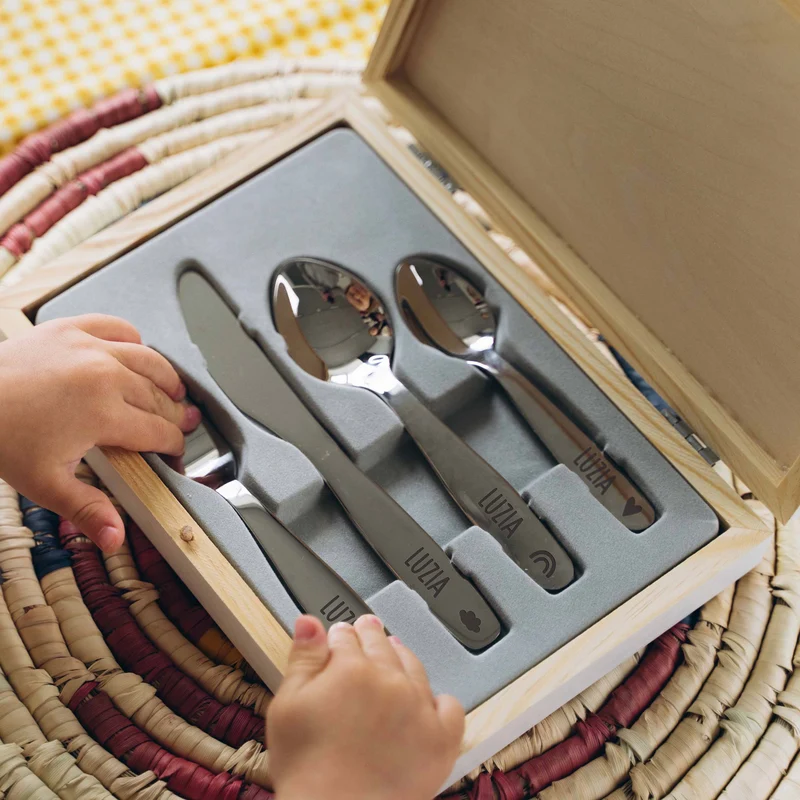 Kinderbesteck mit Namensgravur - Regenbogen Motiv- Besteck mit Namen | Taufgeschenk für Kinder - Geschenk zur Taufe für Jungs & Mädchen, natur Kiste