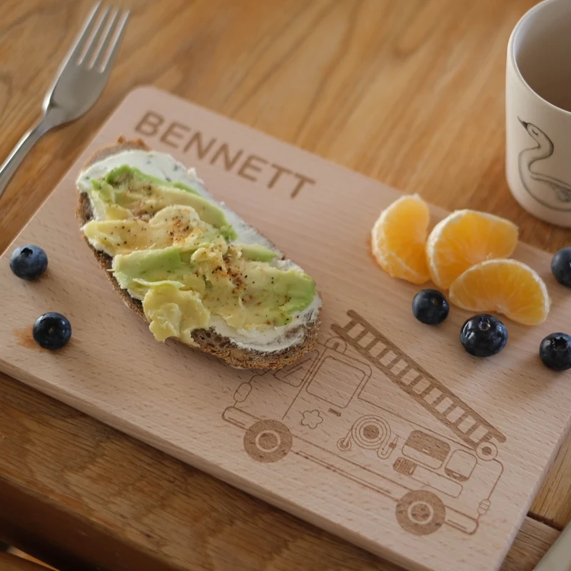 Frühstücksbrettchen für Kinder mit Gravur - Personalisiert mit Name - Feuerwehrauto | Holz Brettchen, Natur FSC® - Geschenk zum Geburtstag & Namenstag