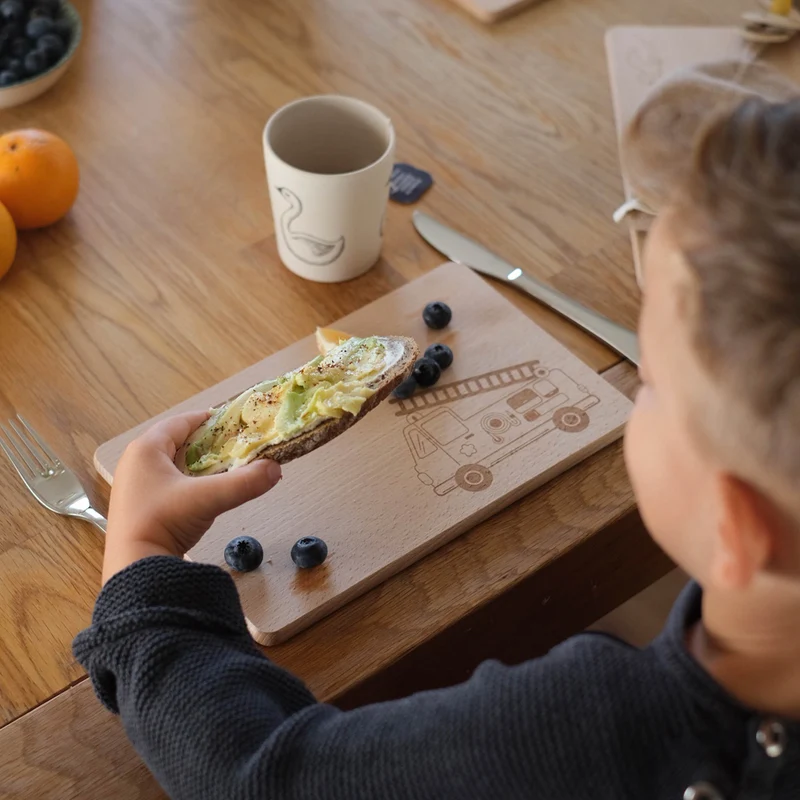 Frühstücksbrettchen für Kinder mit Gravur - Personalisiert mit Name - Feuerwehrauto | Holz Brettchen, Natur FSC® - Geschenk zum Geburtstag & Namenstag