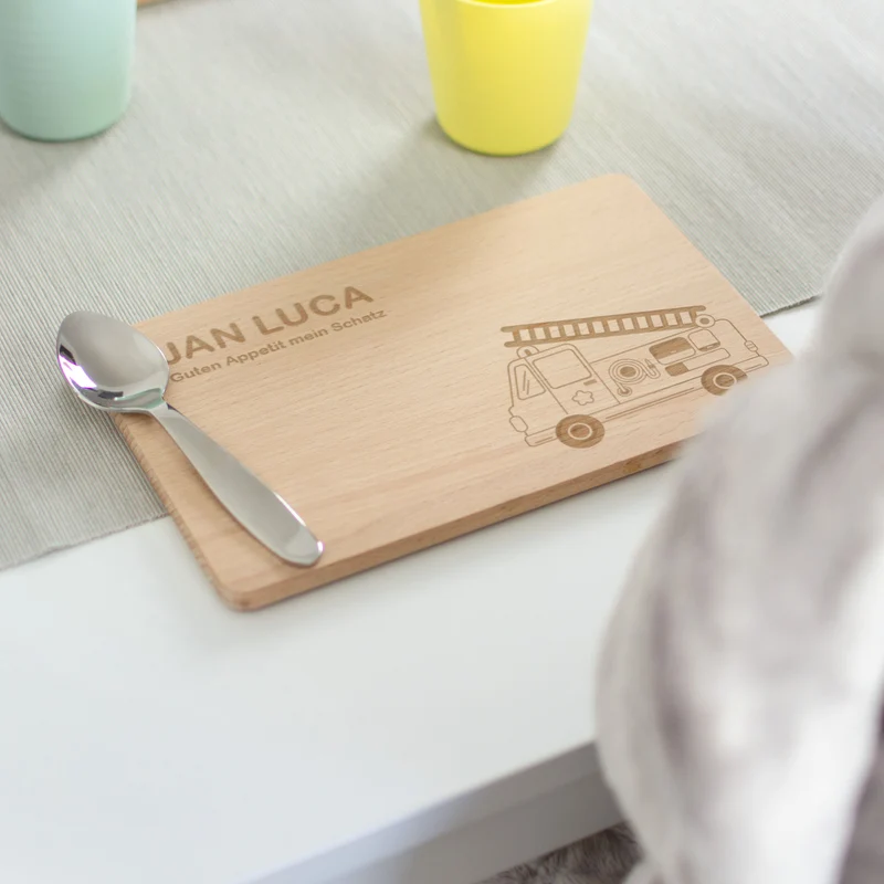 Frühstücksbrettchen für Kinder mit Gravur - Personalisiert mit Name - Feuerwehrauto | Holz Brettchen, Natur FSC® - Geschenk zum Geburtstag & Namenstag
