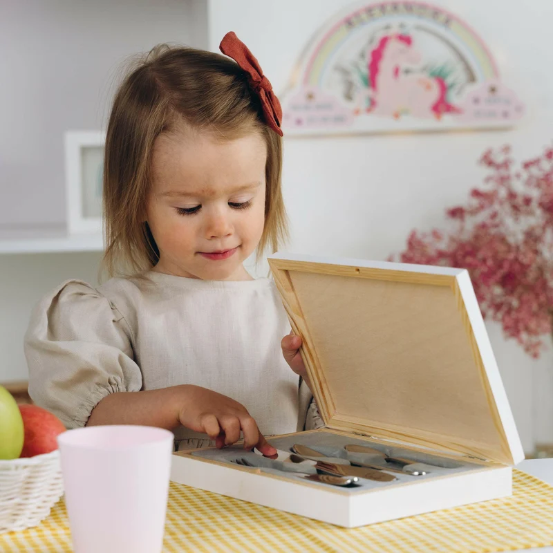 Kinderbesteck mit Namensgravur - Wunschname Gravur - Besteck mit Namen | Taufgeschenk für Kinder - Geschenk zur Taufe für Jungs & Mädchen, weiß Kiste