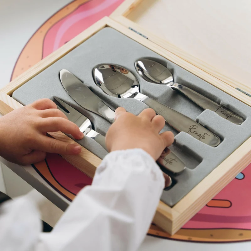 Kinderbesteck mit Namensgravur - Wunschname Gravur - Besteck mit Namen | Taufgeschenk für Kinder - Geschenk zur Taufe für Jungs & Mädchen, weiß Kiste