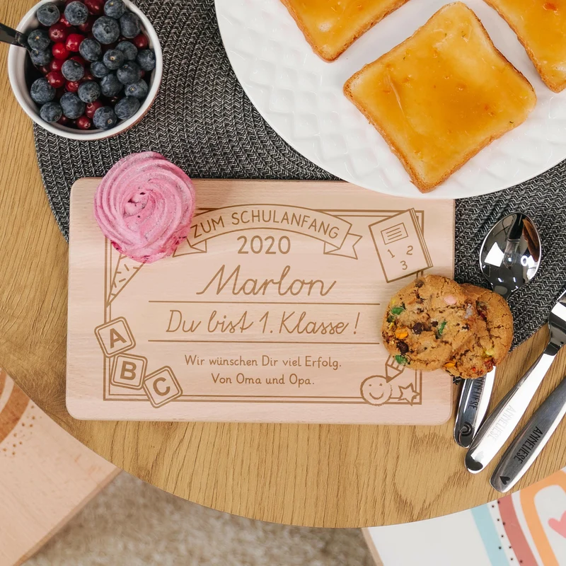 Frühstücksbrettchen für Kinder mit Gravur - Personalisiert mit Namen - Erste Klasse | Holz, Natur, FSC® - Geschenk zur Einschulung Erstklässler