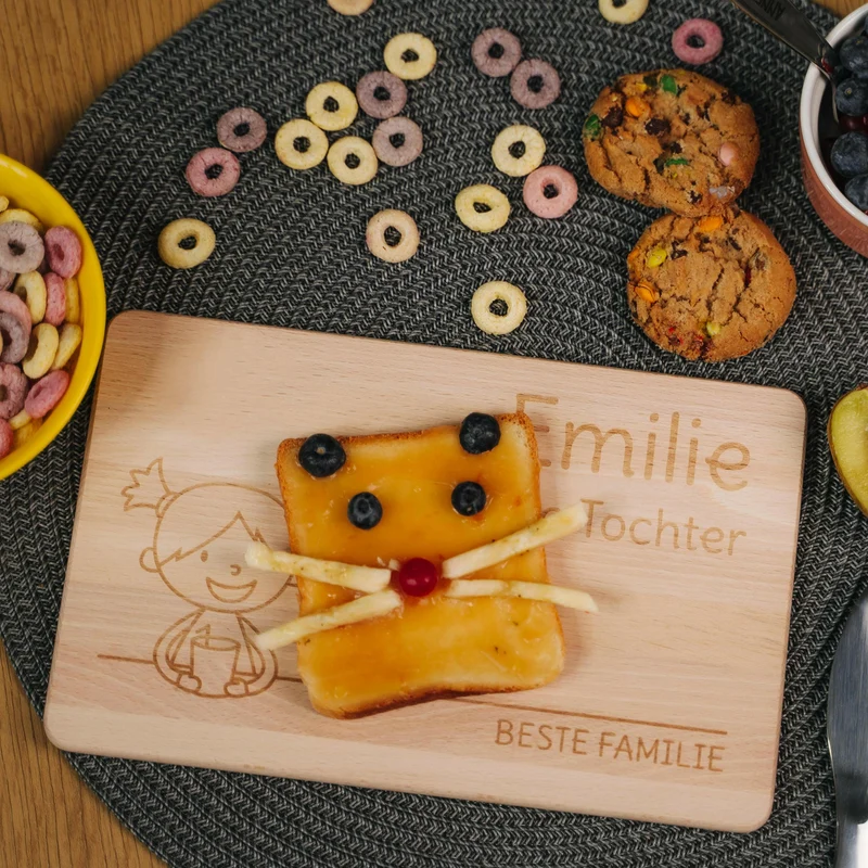 Frühstücksbrettchen für Kinder mit Gravur - Personalisiert mit Namen - Mittlere Tochter "Unsere Familie" | Holz, Natur, FSC® - Geschenk von Eltern
