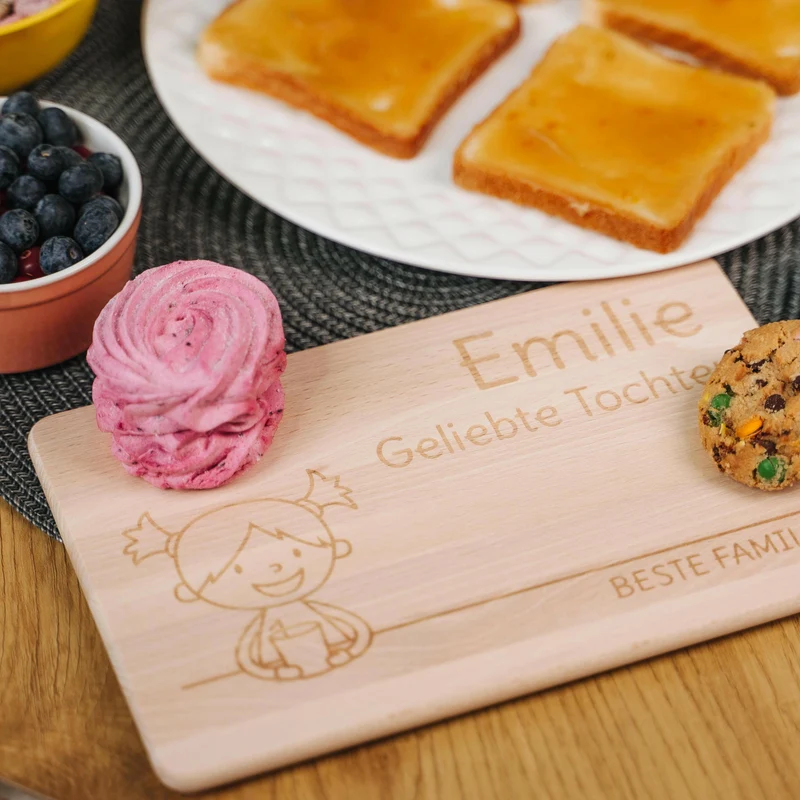 Frühstücksbrettchen für Kinder mit Gravur - Personalisiert mit Namen - Mittlere Tochter "Unsere Familie" | Holz, Natur, FSC® - Geschenk von Eltern