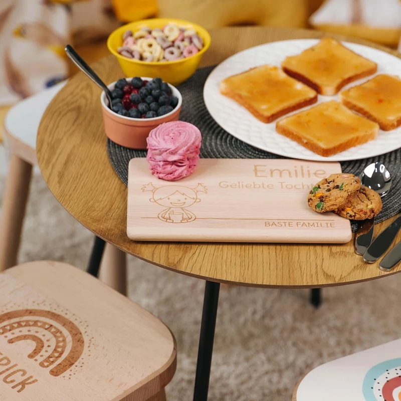 Frühstücksbrettchen für Kinder mit Gravur - Personalisiert mit Namen - Mittlere Tochter "Unsere Familie" | Holz, Natur, FSC® - Geschenk von Eltern