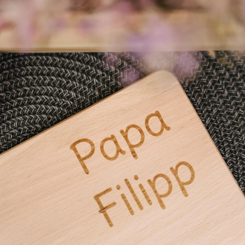 Frühstücksbrettchen mit Gravur - Personalisiert mit Namen - Papa "Unsere Familie" | Holz, Natur, FSC® - Geschenk zum Vatertag, Geburtstag & Namenstag