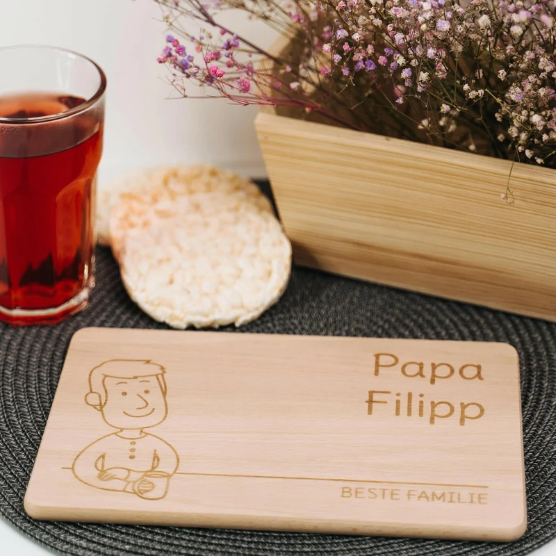 Frühstücksbrettchen mit Gravur - Personalisiert mit Namen - Papa "Unsere Familie" | Holz, Natur, FSC® - Geschenk zum Vatertag, Geburtstag & Namenstag