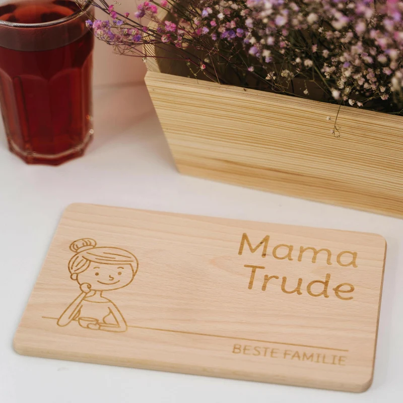Frühstücksbrettchen mit Gravur - Personalisiert mit Namen - Mama "Unsere Familie" | Holz, Natur, FSC® - Geschenk zum Muttertag, Geburtstag, Namenstag