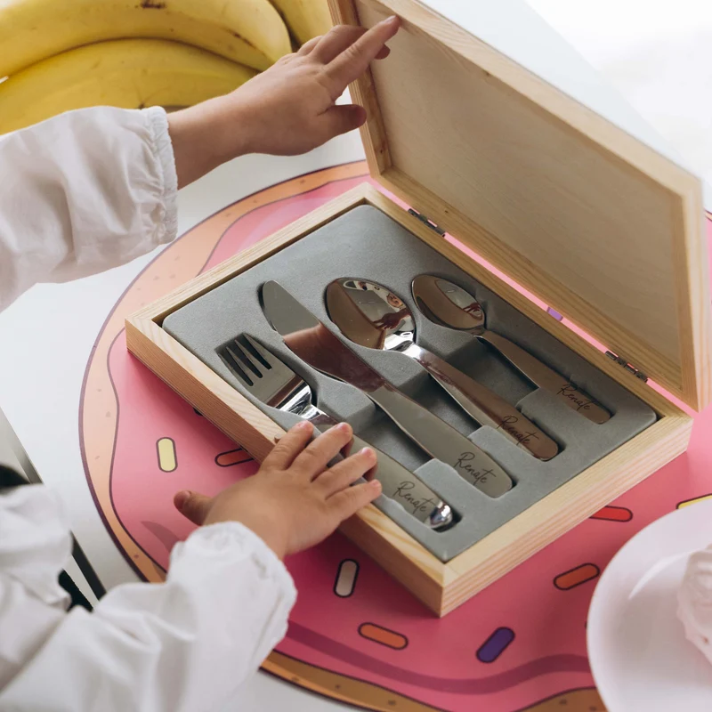Kinderbesteck mit Namensgravur - Wunschtext Motiv - Besteck mit Namen | Taufgeschenk für Kinder - Geschenk zur Taufe für Jungs & Mädchen, natur Kiste