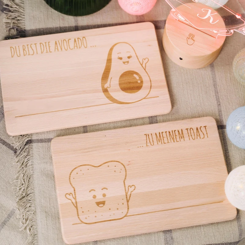 Frühstücksbrettchen aus Holz - 2er-Set - Avocado & Toast | Romantisches Geschenk für sie und ihn, Geschenk für Freundin, für Frauen & Männer