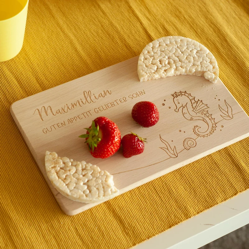 Frühstücksbrettchen für Kinder mit Gravur - Personalisiert mit Name - Seepferdchen | Holz Brettchen, Natur, FSC® - Geschenk zum Geburtstag & Namenstag