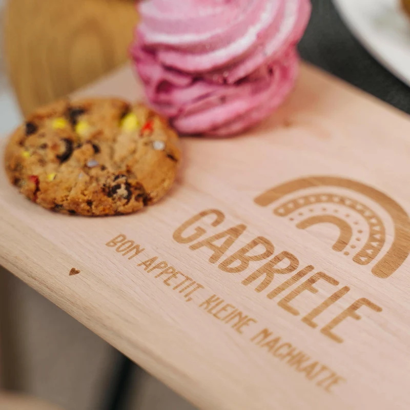 Frühstücksbrettchen mit Gravur - Personalisiert mit Namen - Regenbogen | Holz Brettchen, Natur, FSC® - Geschenk zum Geburtstag & Namenstag