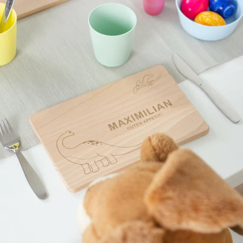 Frühstücksbrettchen für Kinder mit Gravur - Personalisiert mit Name - Dino Sauerer | Holz Brettchen, Natur, FSC® - Geschenk zum Geburtstag & Namenstag