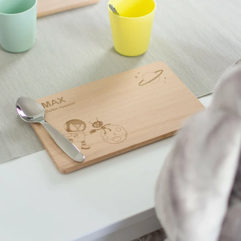 Frühstücksbrettchen für Kinder mit Gravur - Personalisiert mit Namen - Weltall | Holz Brettchen, Natur, FSC® - Geschenk zum Geburtstag & Namenstag