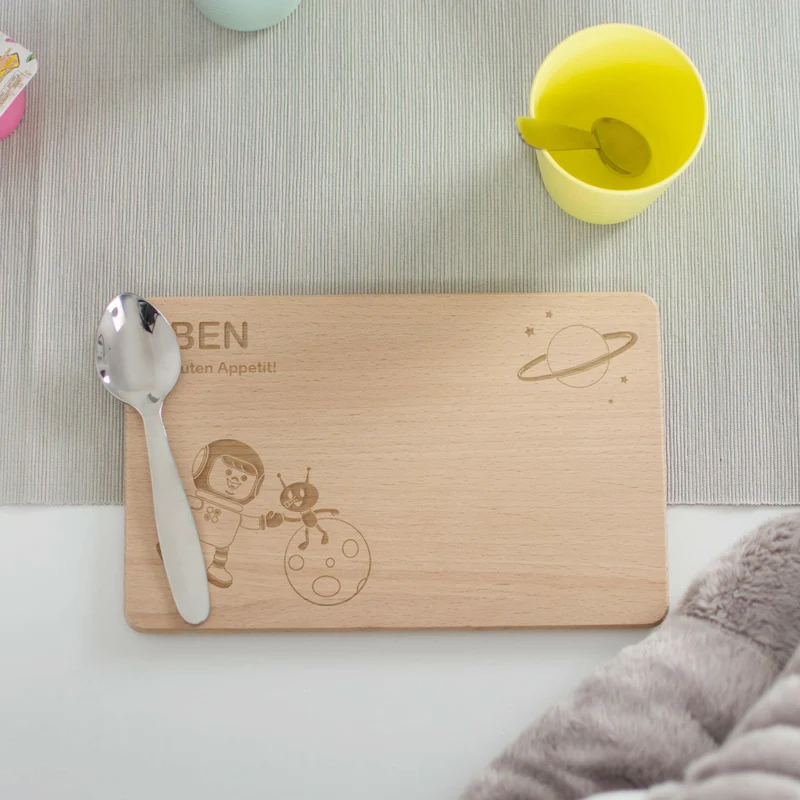 Frühstücksbrettchen für Kinder mit Gravur - Personalisiert mit Namen - Weltall | Holz Brettchen, Natur, FSC® - Geschenk zum Geburtstag & Namenstag