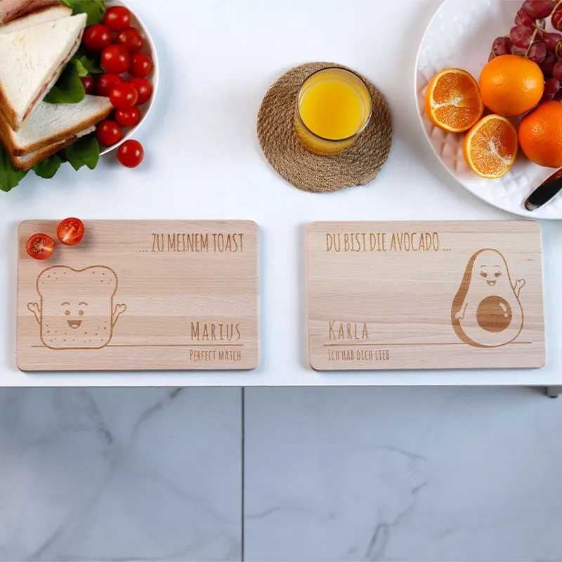 Frühstücksbrettchen mit Gravur Personalisiert - Gravur mit Namen - 2er-Set Avocado & Toast | Romantisches Geschenk für sie und ihn - FSC®